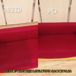 Czerwona kanapa podzielona na dwie części: po lewej stronie widoczny brud przed czyszczeniem, po prawej czysta powierzchnia po zabiegu, tło stanowią pionowe żaluzje.