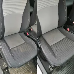 Tapicerowane siedzenie samochodowe w odcieniach szarości: po lewej stronie widoczny brud i plamy, po prawej efekt czyszczenia, ukazujący odświeżony wygląd.