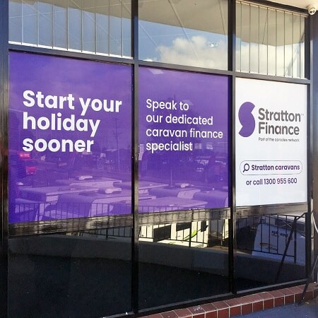 Reklama one way vision na okna. Specjalna folia dziurkowana do zastosowania na szyby.