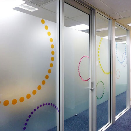 Folia szroniona na okna, imitująca piaskowane szkło. Możemy wyciąć ją w dowolnym kształcie lub zadrukować.