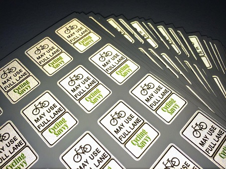 Naklejki odblaskowe, idealne jako gadżet reklamowy dla firm. Zasada działania identyczna jak znaków drogowych.