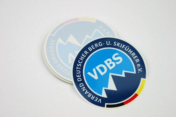 Naklejki lewoczytelne z klejem od strony kleju. Drukujemy naklejki na kleju.