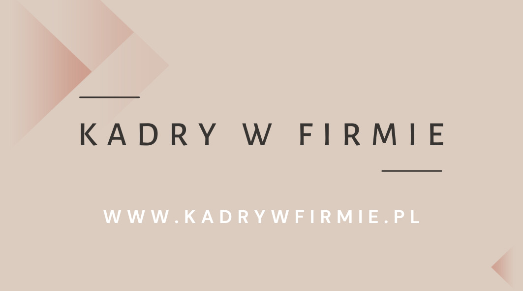 Logo firmy Kadry w Firmie z adresem strony internetowej www.kadrywfirmie.pl na beżowym tle z abstrakcyjnym geometrycznym elementem graficznym w odcieniach różu w lewym górnym rogu.