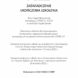 Skan zaświadczenia ukończenia szkolenia dla fizjoterapeutów, farmaceutów i diagnostów laboratoryjnych, potwierdzającego ukończenie przez Agatę Banaszczak szkolenia przeciwko COVID-19, z logo...