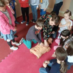 Szkolenia z pierwszej pomocy przedmedycznej dla małych i dużych.