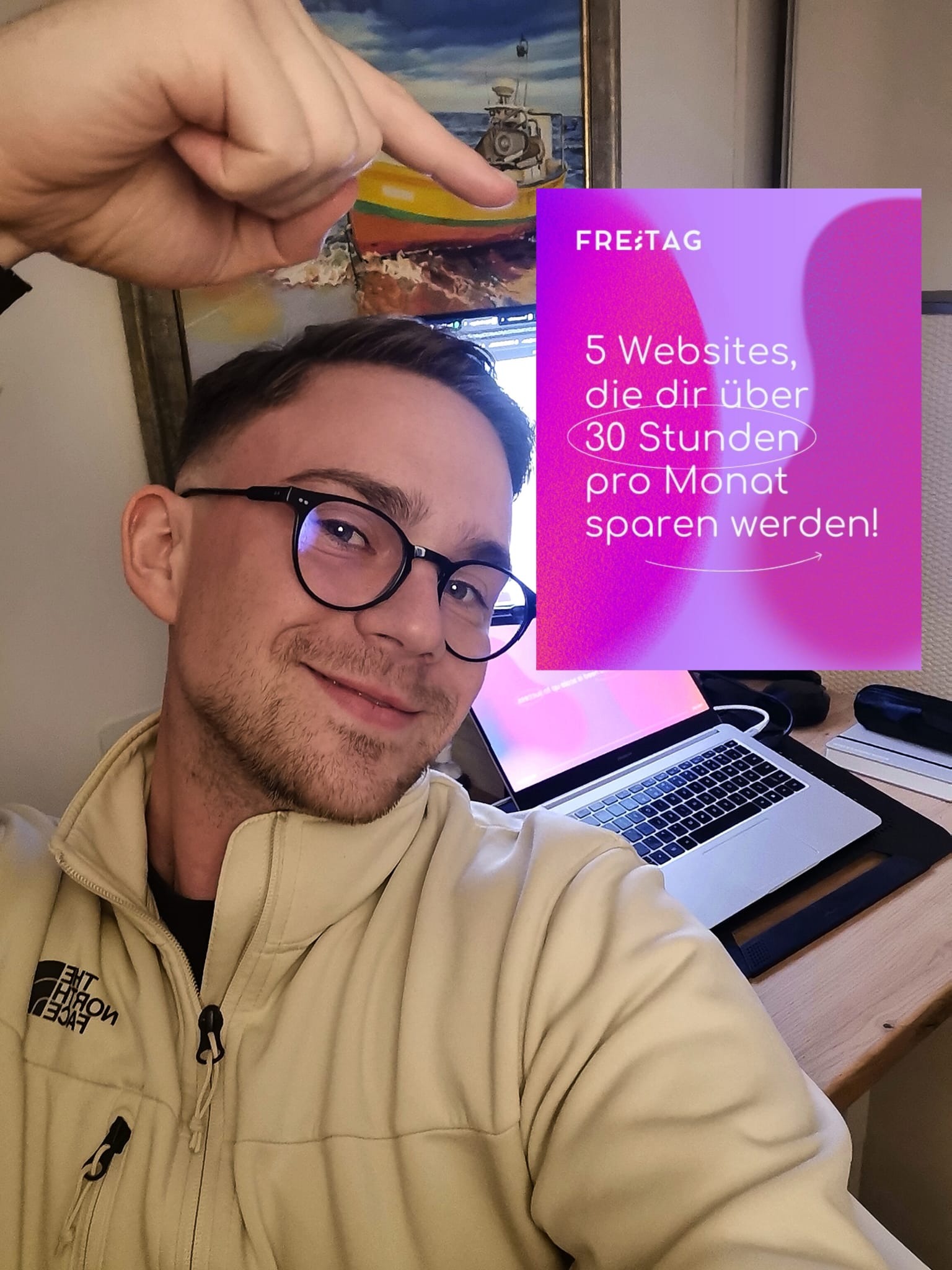 Mężczyzna w okularach wskazuje palcem na ekran laptopa, na którym wyświetla się reklama szkolenia online z automatyzacji sprzedaży, widoczny również obrazek z łodzią w tle.