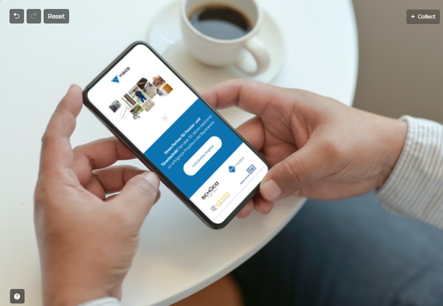 Osoba trzyma smartfon z wyświetloną stroną internetową firmy Visco-Fenster, oferującej okna i drzwi, na białym stole obok filiżanki kawy.