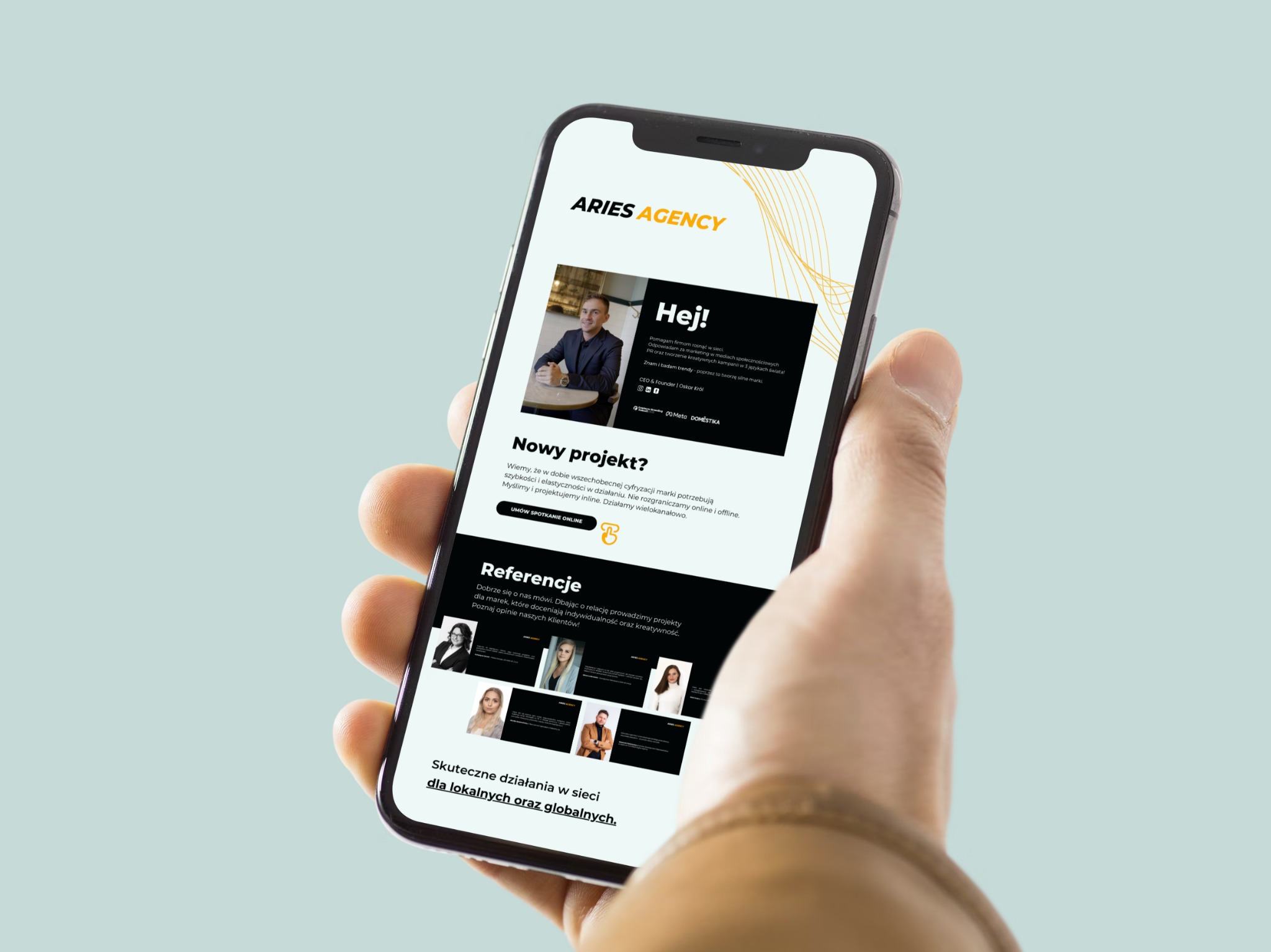 Osoba trzyma smartfon wyświetlający stronę internetową agencji marketingowej Aries Agency, prezentującą ofertę, wizytówkę CEO oraz sekcję referencji z opiniami klientów.