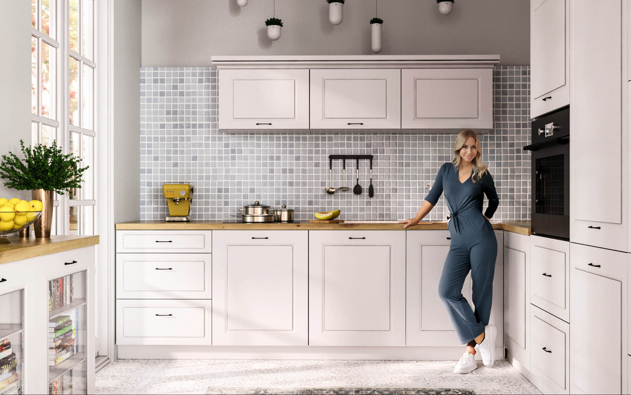 Jasna kuchnia z drewnianym blatem i mozaiką na ścianie, wizualizacja z blondynką w kombinezonie w rogu, żółty ekspres do kawy i wiszące doniczki z roślinami.