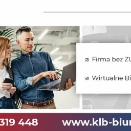 Dwoje uśmiechniętych ludzi w biurze, kobieta trzyma smartfon, mężczyzna laptop, w tle roślina doniczkowa i informacja o ofercie: Firma bez ZUSu, Usługi wirtualnego biura.