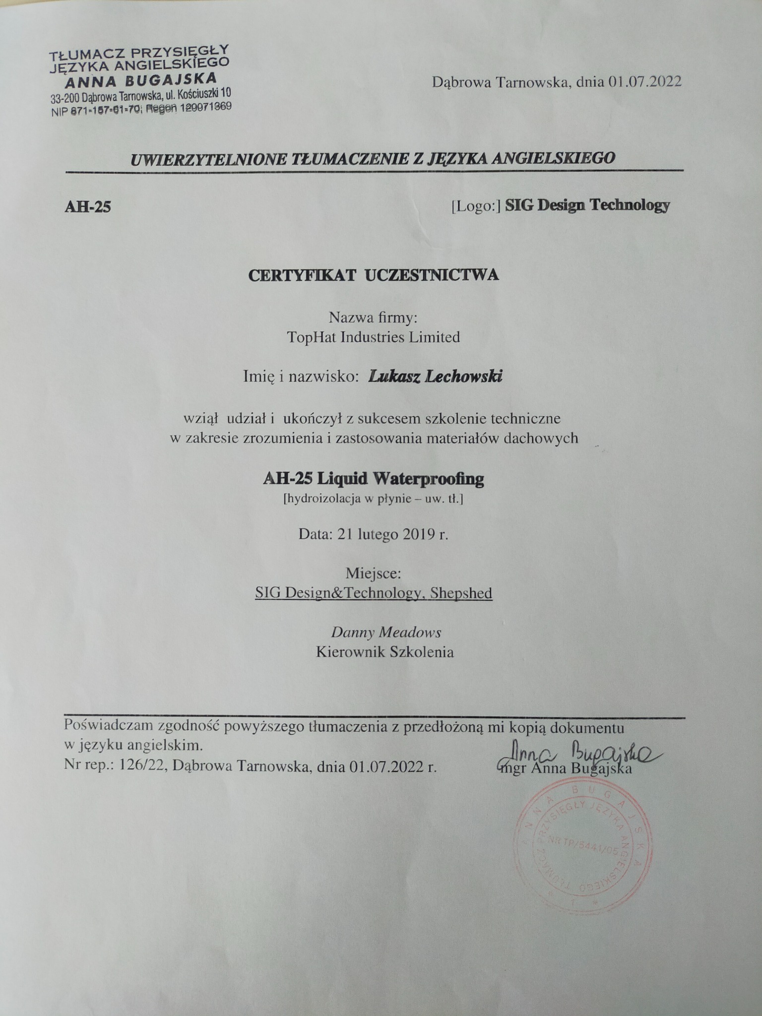 Skan uwierzytelnionego tłumaczenia z języka angielskiego certyfikatu uczestnictwa w szkoleniu technicznym dotyczącym materiałów dachowych, wydanego przez SIG Design Technology dla TopHat Industries...