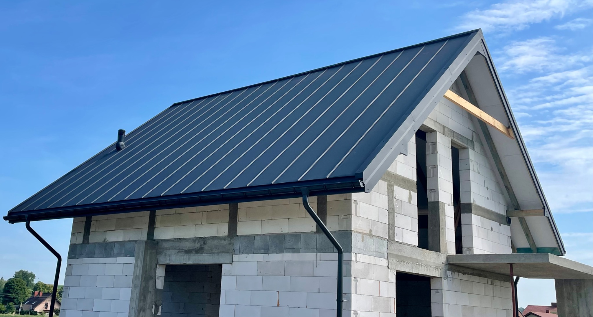 Dach dwuspadowy pokryty blacha na tzw klik(rąbek)