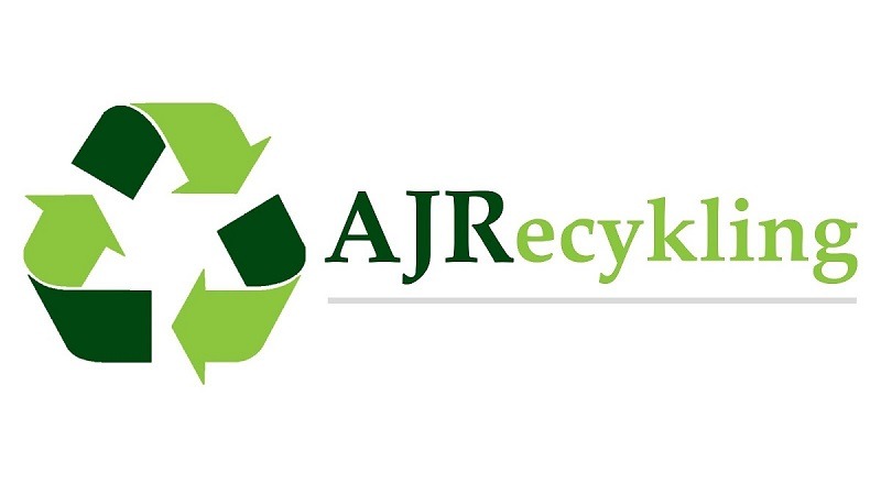 Logo firmy AJRrecycling z symbolem recyklingu w odcieniach zieleni i nazwą firmy w kolorze ciemnozielonym i jasnozielonym, umieszczone na białym tle.