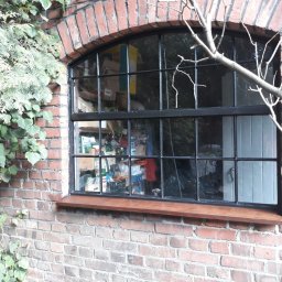 Renowacja okna stalowego z nowym parapetem drewnianym na wymiar