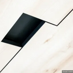 Fragment blatu z jasnego drewna z wbudowanym, prostokątnym, czarnym gniazdem elektrycznym z cienką ramką.