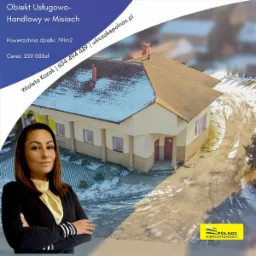 Kobieta z założonymi rękami na tle zimowego krajobrazu i budynku usługowo-handlowego z informacją o powierzchni działki i cenie, logo agencji nieruchomości w prawym dolnym rogu.