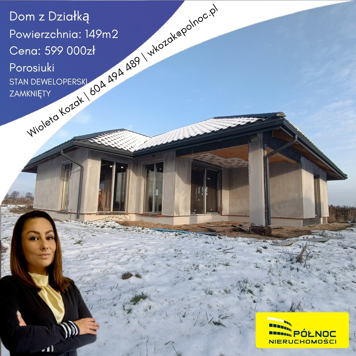 Niedokończony dom jednorodzinny w stanie deweloperskim, z widoczną elewacją w trakcie prac wykończeniowych, zasypany śniegiem, z reklamą agencji nieruchomości oraz portretem kobiety.