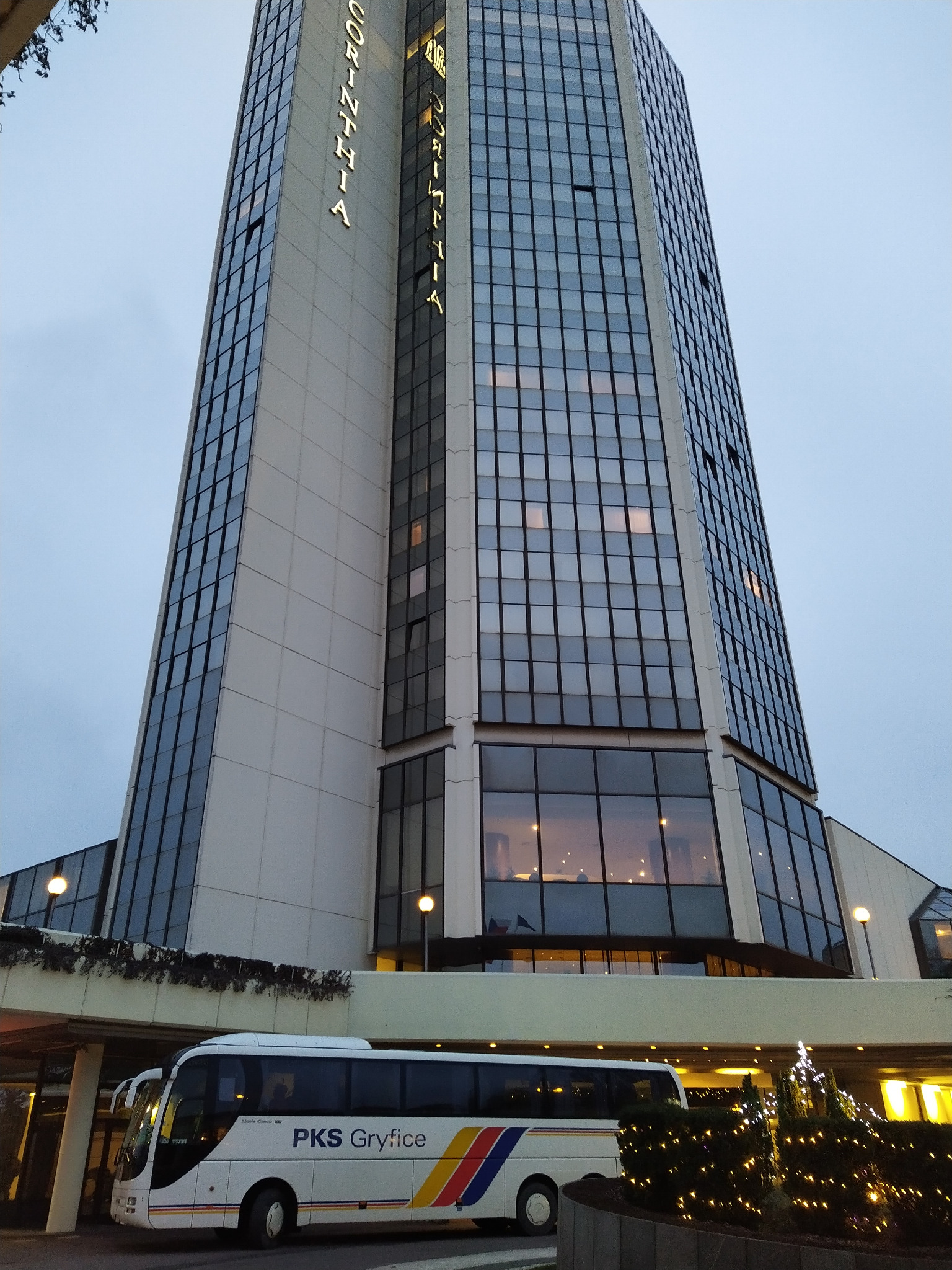 Nasz autokar pod hotelem w Pradze.