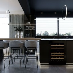 SITEK ARCHITEKCI Pracownia projektowania wnętrz Gabriela Sitkowska - Nowoczesna kuchnia z wyspą: czarne szafki, marmurowy blat, szare hokery, oświetlenie LED i wbudowana chłodziarka do wina.