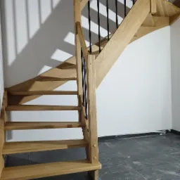 Schody wiszące Naturalny dąb pręt ral 9005 malowany proszkowo