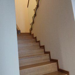 schody dywanowe dąb z szklaną balustradą