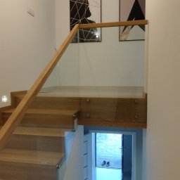 schody dywanowe dąb z szklaną balustradą