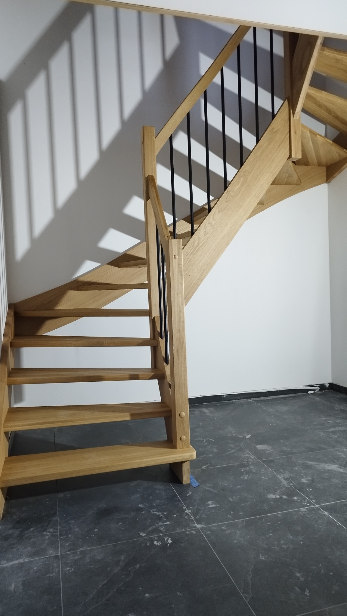 Schody wiszące Naturalny dąb pręt ral 9005 malowany proszkowo