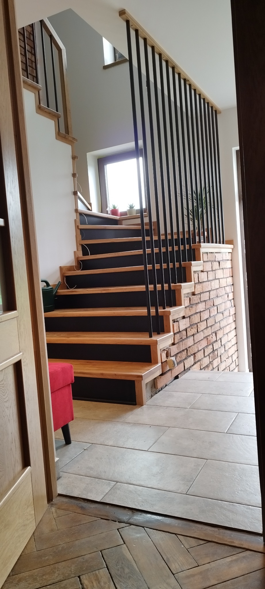 Schody dąb z czarną podstopnicą i harfa fi 25mm