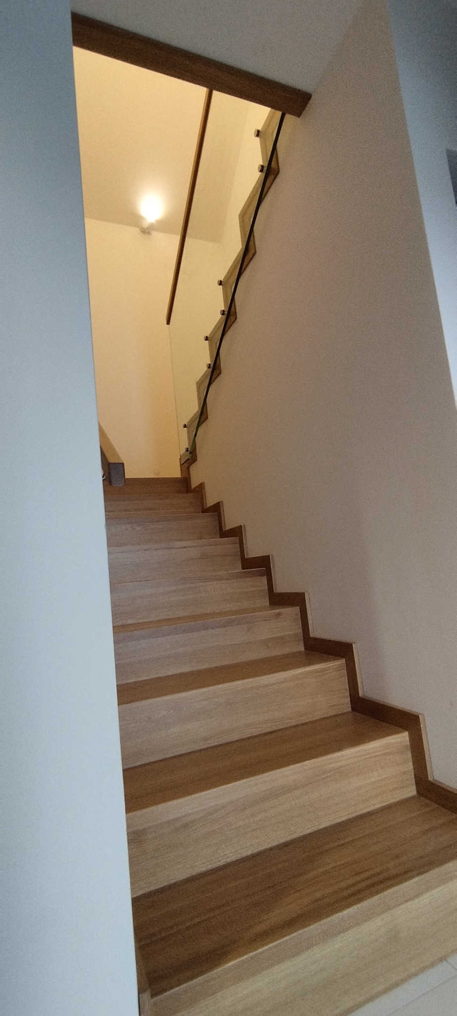 schody dywanowe dąb z szklaną balustradą