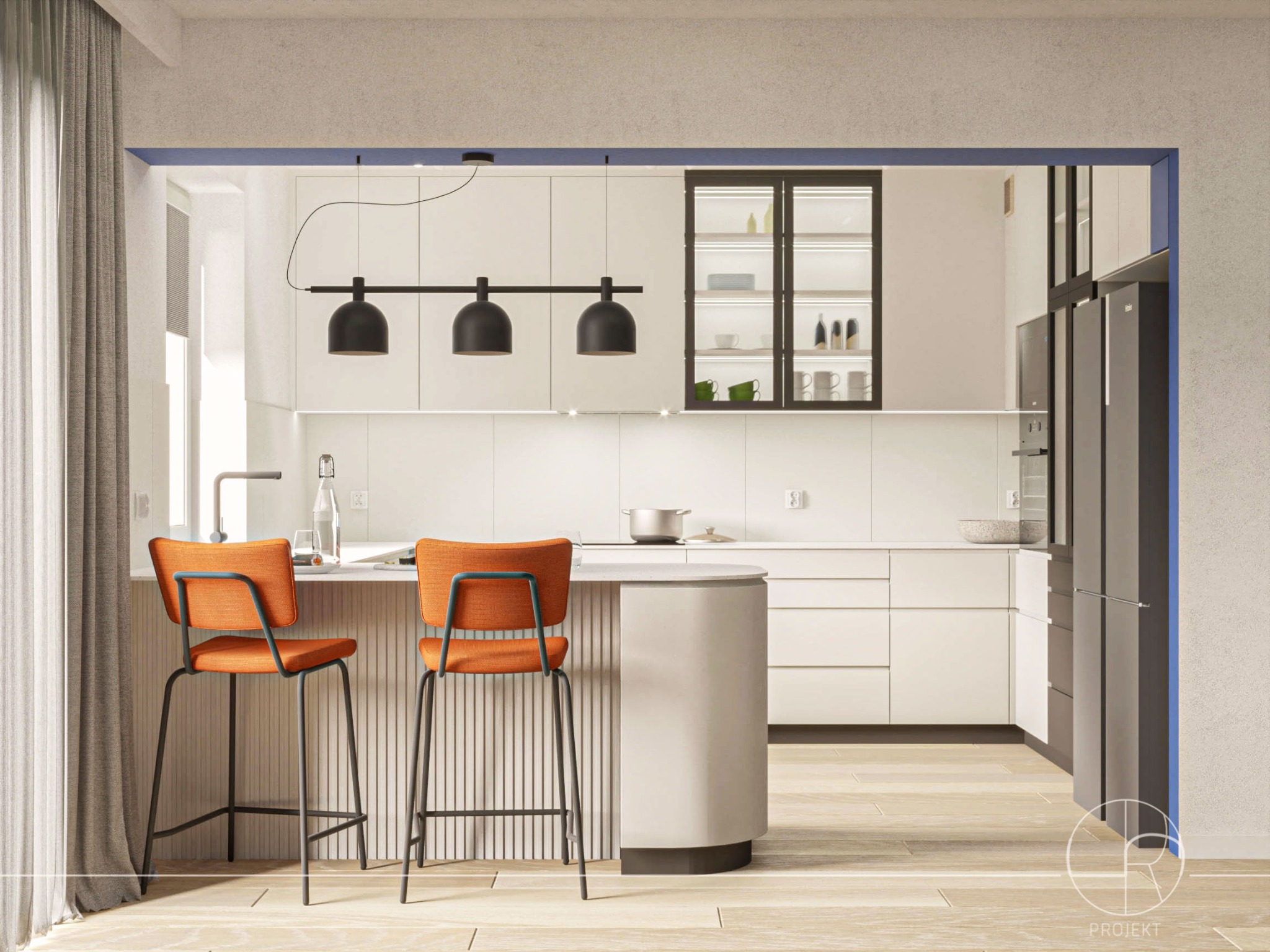 Jasna kuchnia z wyspą i dwoma pomarańczowymi krzesłami barowymi, oświetlona trzema czarnymi lampami wiszącymi nad blatem, z przeszkloną szafką wiszącą i widoczną lodówką w zabudowie.