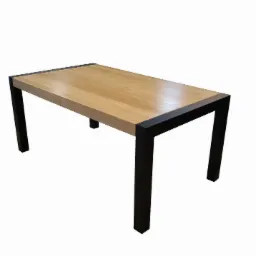 Stół z jasnego drewna z czarnymi, prostokątnymi nogami, sfotografowany na białym tle.