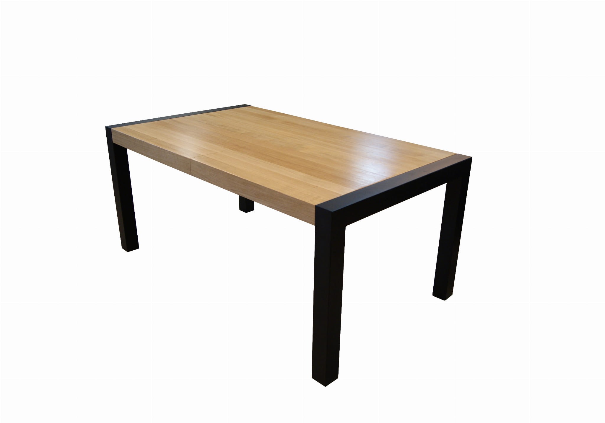 Stół z jasnego drewna z czarnymi, prostokątnymi nogami, sfotografowany na białym tle.