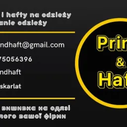 Grafika reklamowa firmy oferującej nadruki i zdobienia na odzieży z adresem email, numerem telefonu i nazwami kont w mediach społecznościowych.