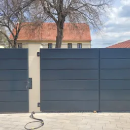 Brama kasetonowa stalowa z furtką, cynkowana ogniowo i malowana proszkowo.