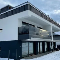 Balustrady całoszklane mocowane punktowo