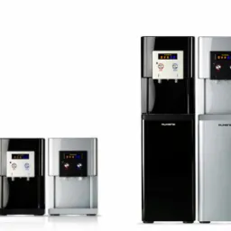 Dwa rodzaje dystrybutorów wody Ruhens: wysoki czarny i srebrny oraz niski czarny i srebrny, z wyświetlaczami i przyciskami do wody ciepłej i zimnej.