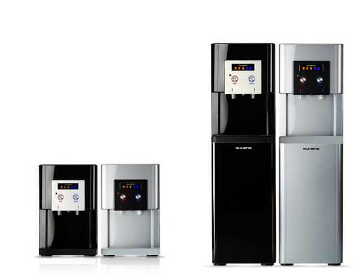 Dwa rodzaje dystrybutorów wody Ruhens: wysoki czarny i srebrny oraz niski czarny i srebrny, z wyświetlaczami i przyciskami do wody ciepłej i zimnej.