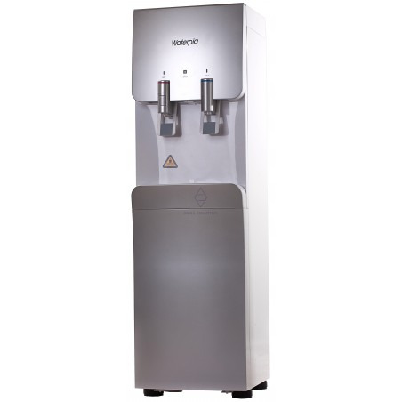 Srebrno-biały dystrybutor wody marki Waterpla z dwoma kranikami, jeden oznaczony na czerwono, drugi na niebiesko, stojący na czarnych nóżkach.