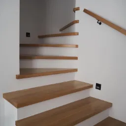 Nowoczesne, minimalistyczne schody z drewnianymi stopniami i jasnymi ścianami, oświetlenie punktowe w ścianie, drewniana barierka.