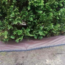 Ułożenie agrowlókniny , krawężników i kory ogrodowej