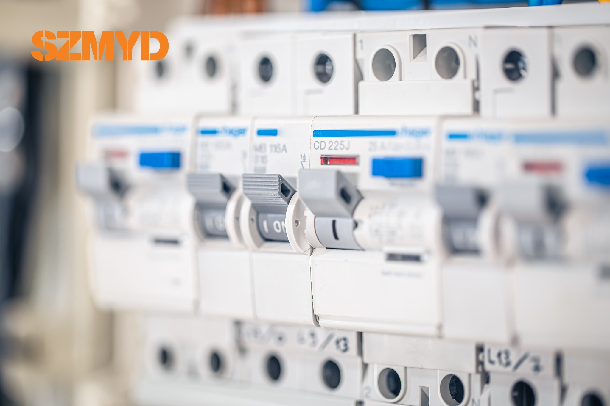 Szczegółowe ujęcie tablicy rozdzielczej z wyłącznikami nadprądowymi Hager, z dźwigniami w pozycji ON, ukazujące instalację elektryczną w budynku.