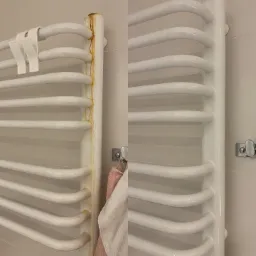 Porównanie stanu grzejnika łazienkowego przed i po czyszczeniu: zardzewiały, biały grzejnik po lewej stronie z widocznymi zaciekami rdzy, po prawej stronie ten sam grzejnik po usunięciu rdzy...