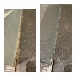 Porównanie stanu kabiny prysznicowej: po lewej stronie widoczny osad i brud, po prawej powierzchnia po czyszczeniu, z metalowymi elementami mocującymi w dolnym rogu.