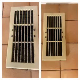 Porównanie stanu kratki wentylacyjnej w podłodze przed i po czyszczeniu; po lewej stronie kratka pokryta grubą warstwą kurzu i brudu, po prawej czysta kratka z widocznymi śladami przeszłego...