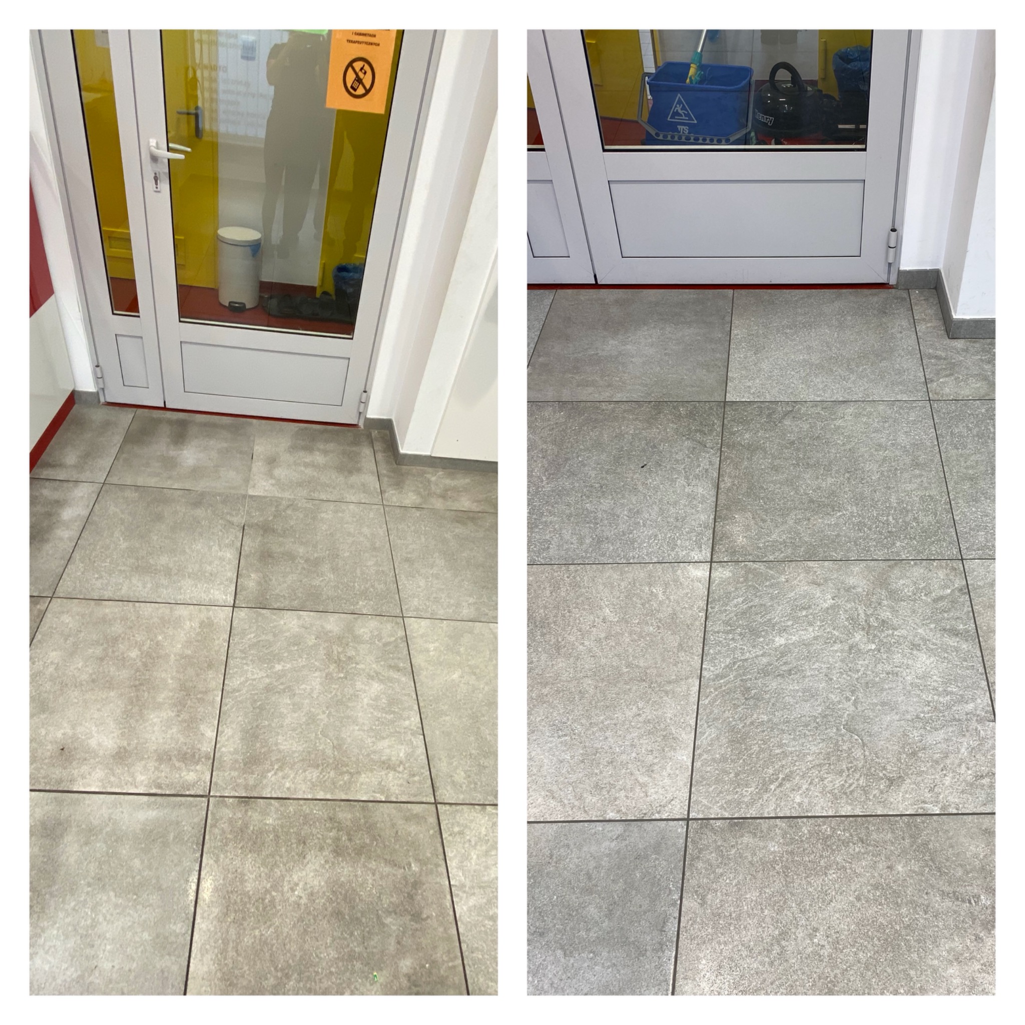 Szare płytki podłogowe przed i po myciu, widoczne różnice w czystości, fragment drzwi z wiadrem i mopem w tle.