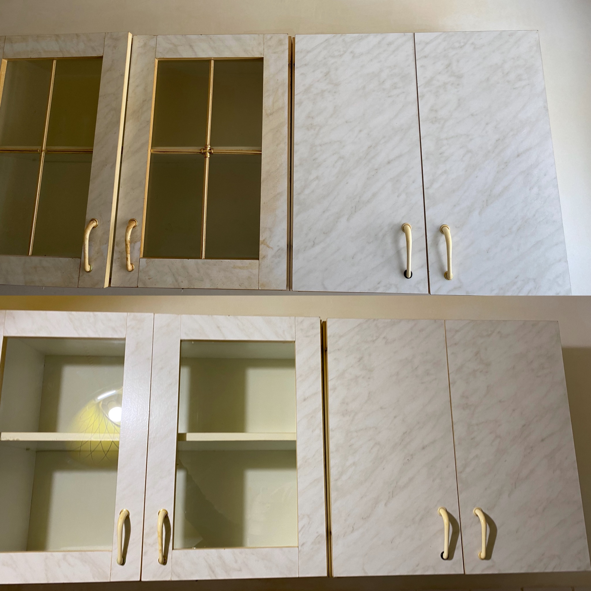 Częściowo opróżnione szafki kuchenne z marmurkowym wzorem, widoczne ślady użytkowania i zabrudzenia na frontach i uchwytach.