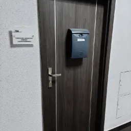 Drzwi wejściowe do Kancelarii