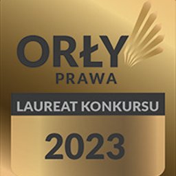 Kancelaria Adwokacka Adwokat Łukasz Dembowski - Złota odznaka 'Orły Prawa - Laureat Konkursu 2023' z czarnym napisem na szarym tle, symbolizująca nagrodę prawniczą.