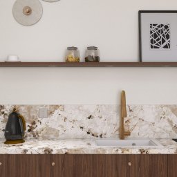 Emilia Wróbel Design - Nowoczesna kuchnia z drewnianymi szafkami, marmurowym blatem, złotą armaturą i półką z dekoracjami. Dwa okrągłe, marmurowe kinkiety na ścianie.