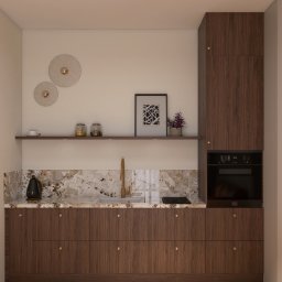 Emilia Wróbel Design - Nowoczesna kuchnia z drewnianymi szafkami, marmurowym blatem i złotą armaturą. Na półce dekoracje: obraz, roślina i słoiki. Oświetlenie punktowe.